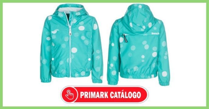 Colección en Primark de chaquetas impermeables para niñas a la moda